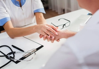 невролог на дому поддерживает пациента